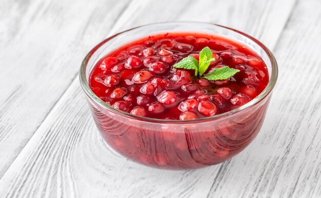 Un bol de sauce aux lingonberries