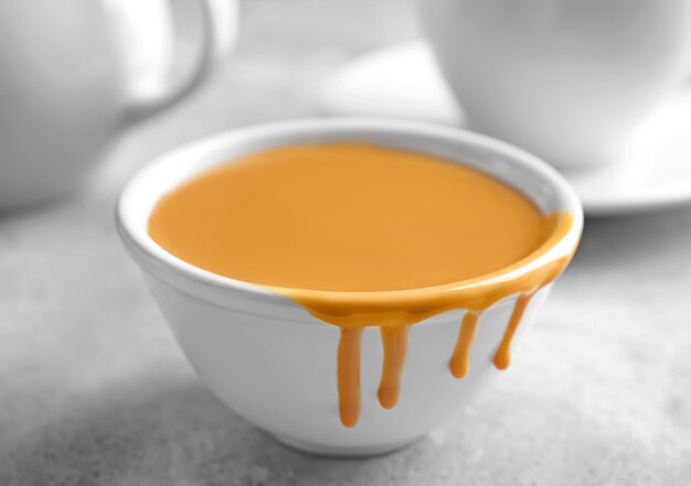 Photo un bol avec de la sauce caramel sucrée sur la table