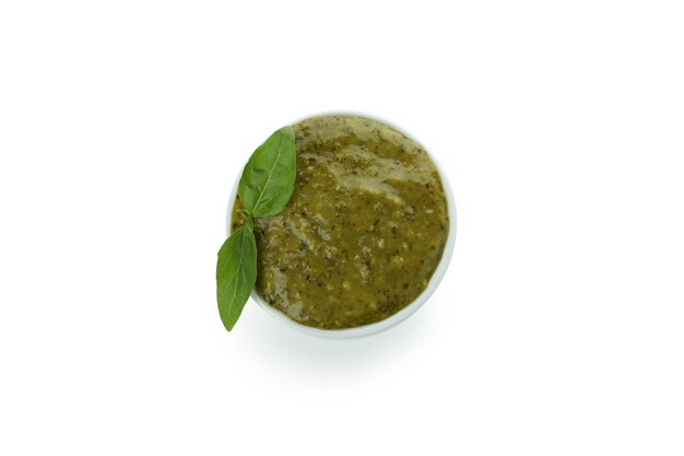 Bol de sauce pesto isolé sur fond blanc