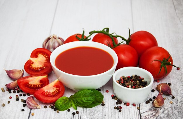 Un bol avec de la sauce tomate.