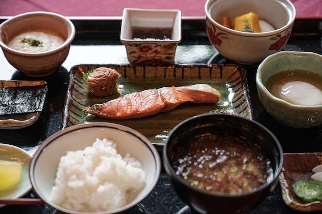 Un bol de saumon est sur une table