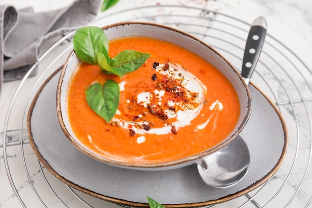 Bol de savoureuse soupe à la crème de tomates sur table