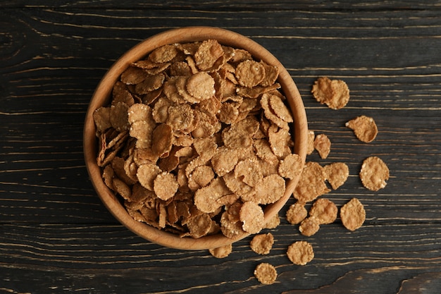 Bol de savoureux cornflakes sur fond de bois