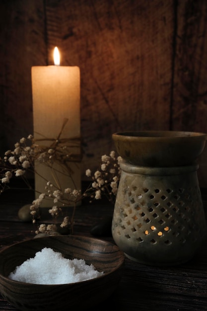 Bol de sels aromatiques pour le corps dans une ambiance relaxante avec bougies et diffuseur d'arômes