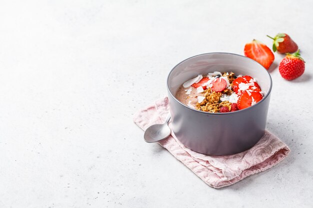 Bol de smoothie aux fraises avec granola