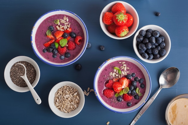 Bol de smoothie de baies saines avec fraise myrtille framboise et graines de chia