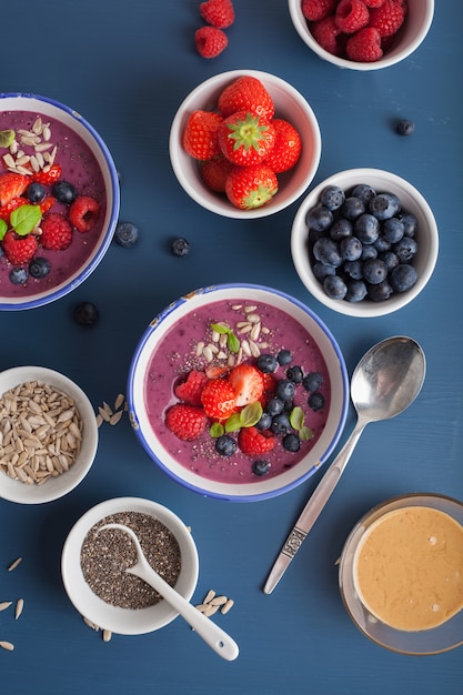 Bol de smoothie de baies saines avec fraise myrtille framboise et graines de chia