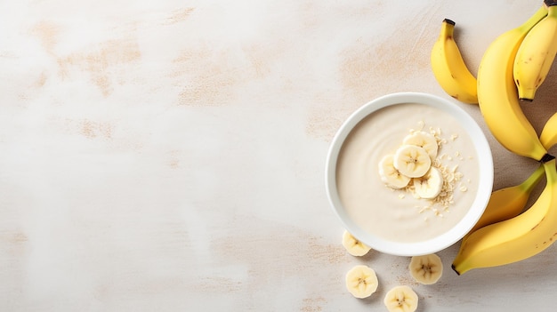 Photo bol de smoothie à la banane sur table blanche