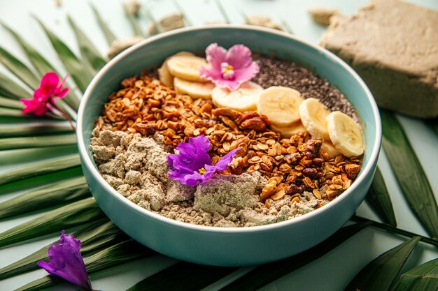 Bol à smoothie avec graines de bananes halva de chia et granola