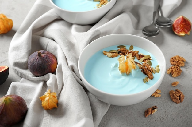 Bol avec smoothie à la spiruline bleue sur table Concept de nourriture végétalienne saine