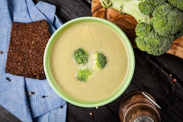 Bol de soupe au brocoli