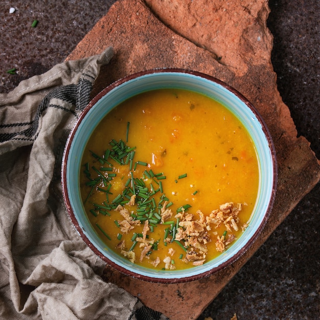 Bol de soupe aux carottes