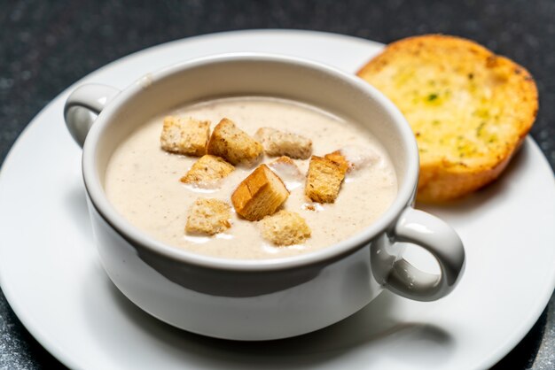 bol de soupe aux champignons