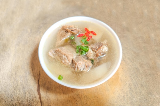 Un bol de soupe aux côtes de radis sur la table au soleil