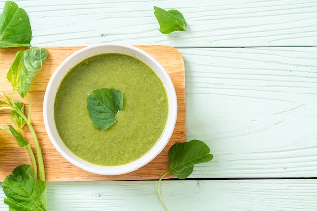 bol à soupe aux épinards