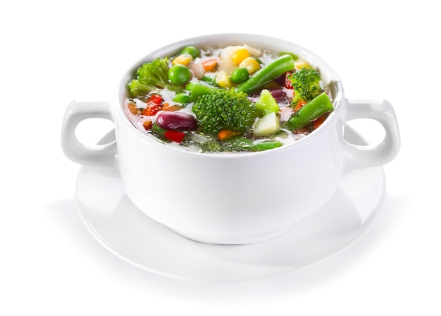 Bol de soupe aux légumes sur blanc