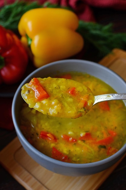 Un bol de soupe aux lentilles avec une cuillère dedans.