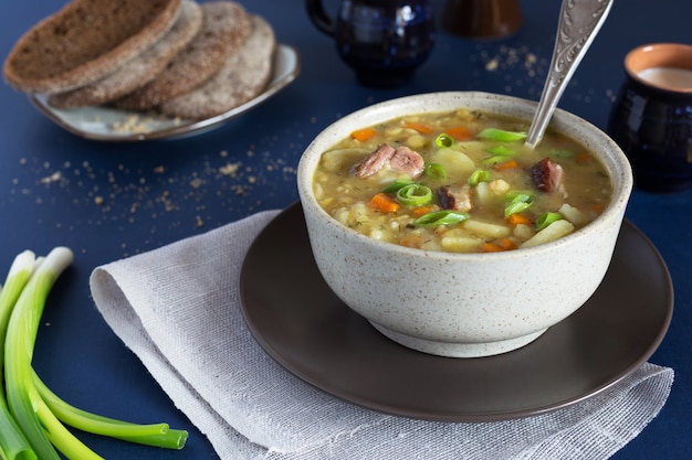 Bol de soupe aux pois avec des côtes