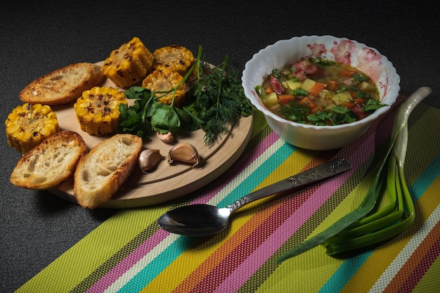 Bol de soupe aux pois décoré de toasts de persil de maïs grillé onopn vert et d'ail