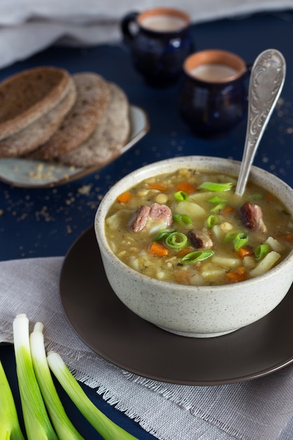 Bol de soupe aux pois avec pain et lait