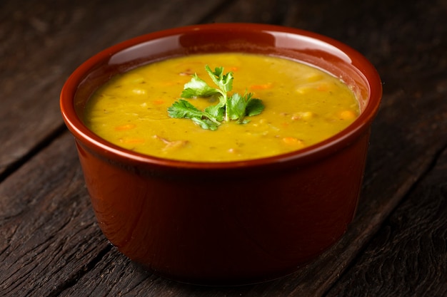 Bol de soupe aux pois avec soupe aux pois sur la table