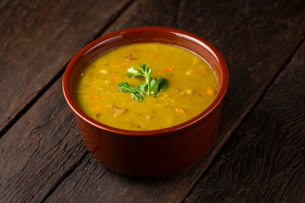 Bol de soupe aux pois avec soupe aux pois sur la table