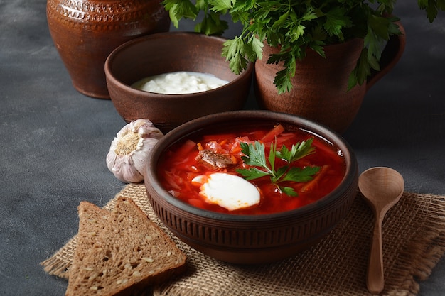 Bol de soupe de betteraves rouges bortsch à la crème blanche