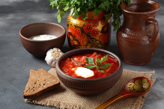 Photo bol de soupe de betteraves rouges bortsch à la crème blanche