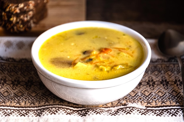 Photo un bol de soupe de brocoli au poulet sur un chiffon