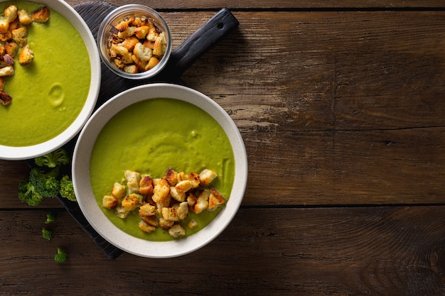 Bol de soupe de brocoli à la crème avec croûtons