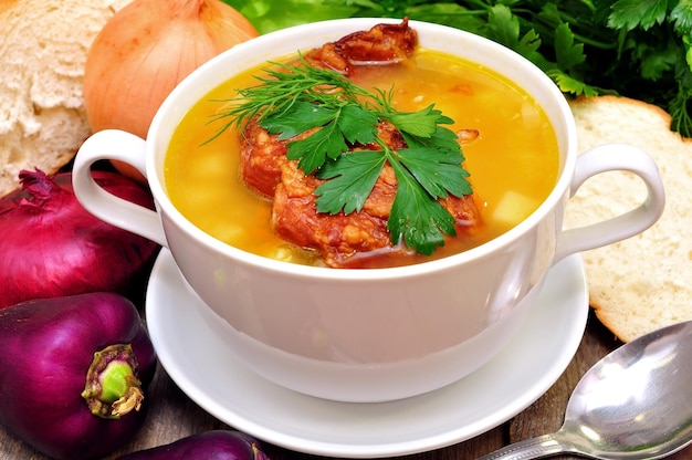 Un bol de soupe avec une carotte sur le dessus