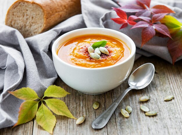 Un bol de soupe de citrouille.