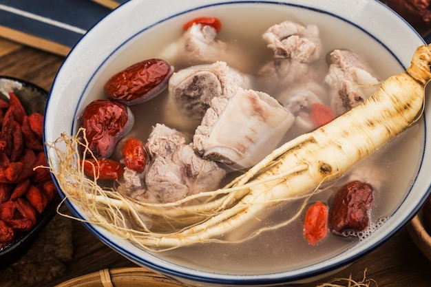 Un bol de soupe de côtes levées au ginseng