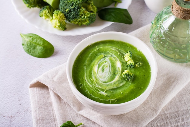 Bol avec soupe à la crème de brocoli sur la table Alimentation saine