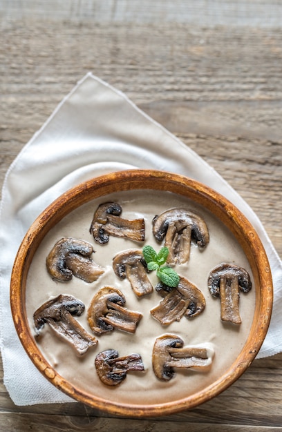 Bol de soupe crémeuse aux champignons