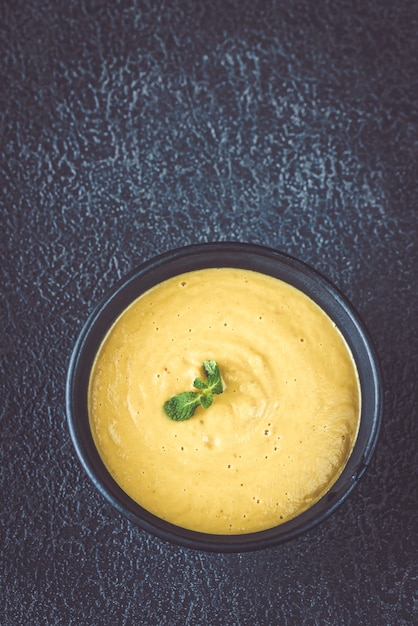 Bol de soupe crémeuse aux lentilles et à la noix de coco