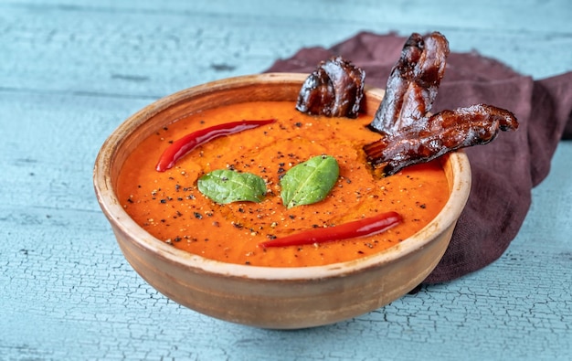 Bol de soupe crémeuse aux poivrons rouges grillés