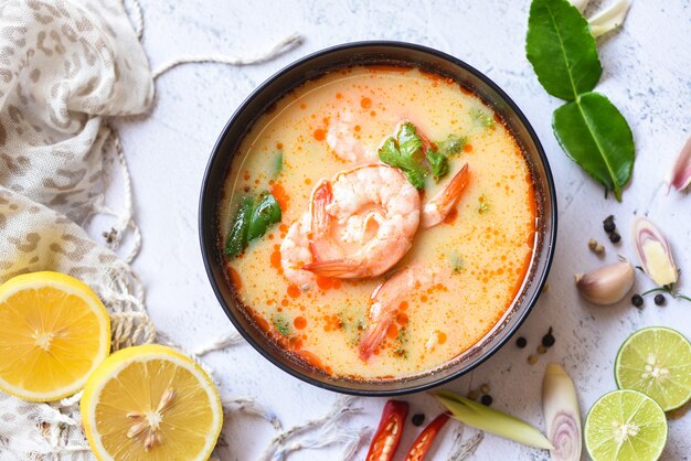 Photo bol à soupe de crevettes aux citrons et limes