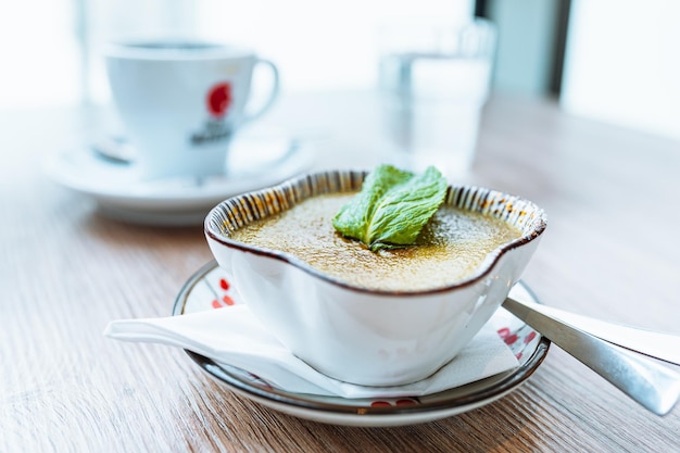 Un bol de soupe avec un logo coeur rouge sur le côté