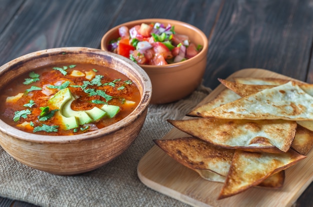 Bol de soupe mexicaine épicée