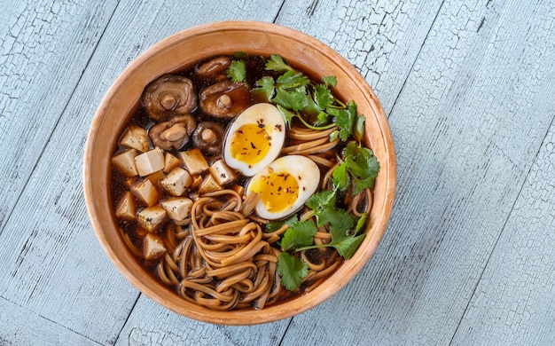 Bol de soupe miso sur la table en bois