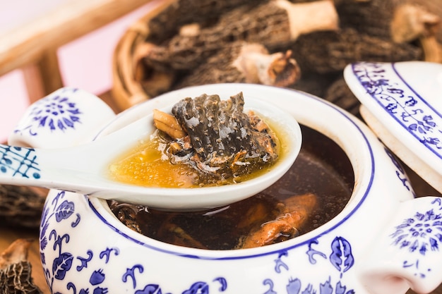 Photo bol de soupe morchella et poulet noir