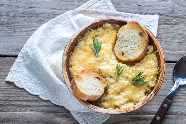 Bol de soupe à l'oignon sur la table en bois