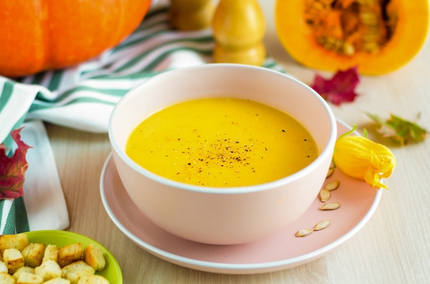 Bol de soupe de potiron crémeuse avec légumes, graines et croûtons, huile d'olive. Jour de Thanksgiving. plat d'automne traditionnel.