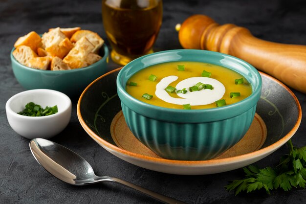 Bol avec soupe de potiron sur la table.