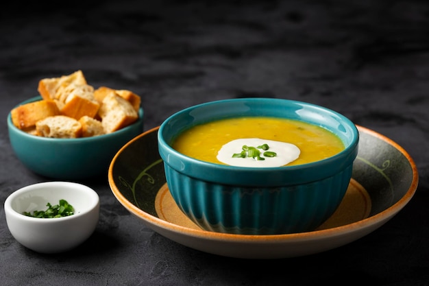 Bol avec soupe de potiron sur la table.