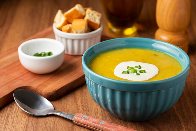 Bol avec soupe de potiron sur la table.