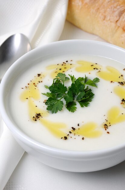 Un bol de soupe de purée de haricots blancs avec du beurre épicé et des épices, des herbes