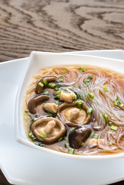 Bol de soupe shiitake sur la table en bois