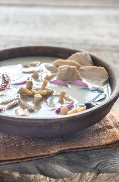 Bol de soupe thaïlandaise tom kha kai